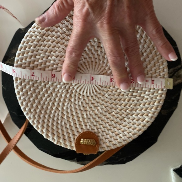 Cute Round Tan Woven Straw Crossover Purse. - Picture 3 of 16